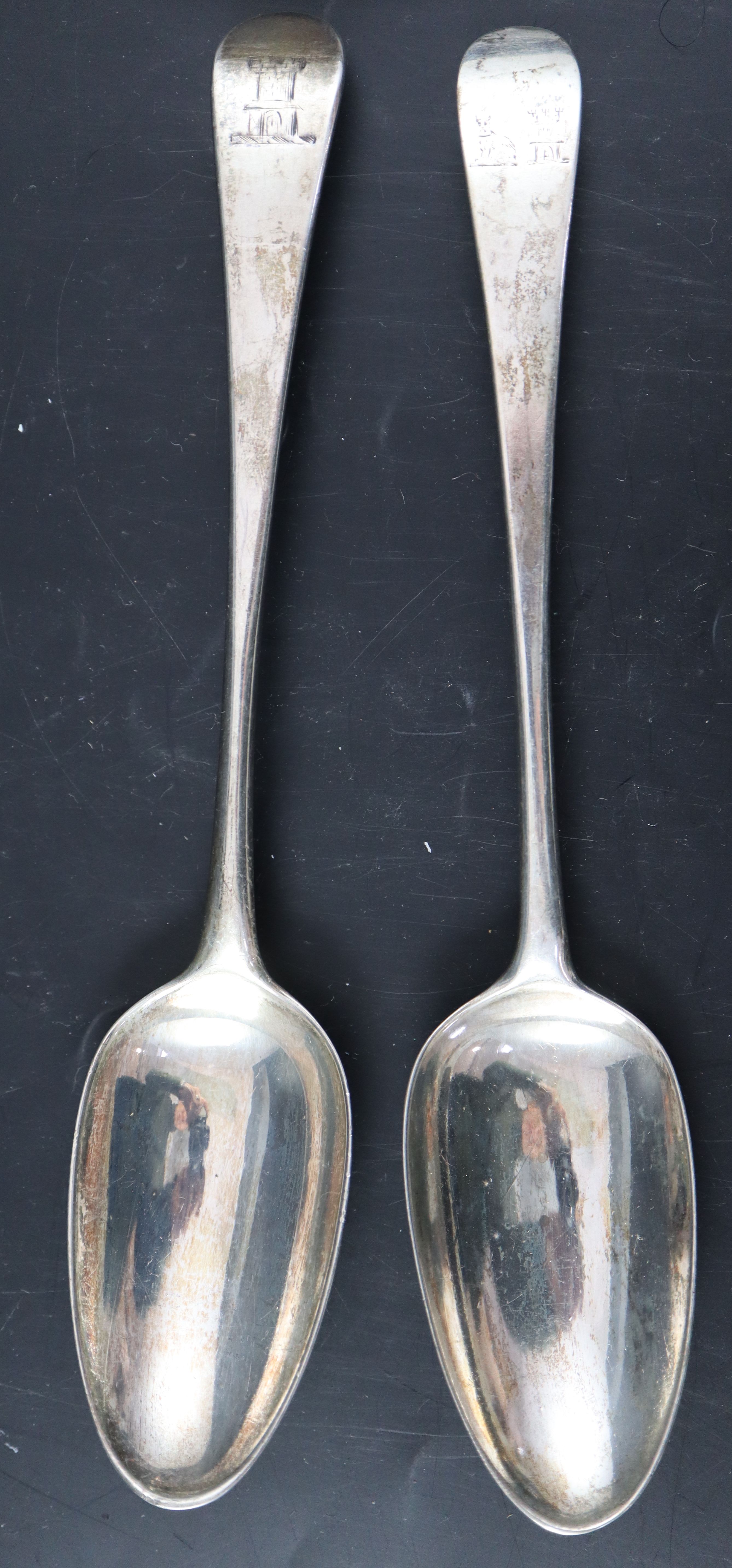 A George III silver fiddle and thread pattern fish slice, London, 1811 and six assorted silver spoons, 16.5oz.